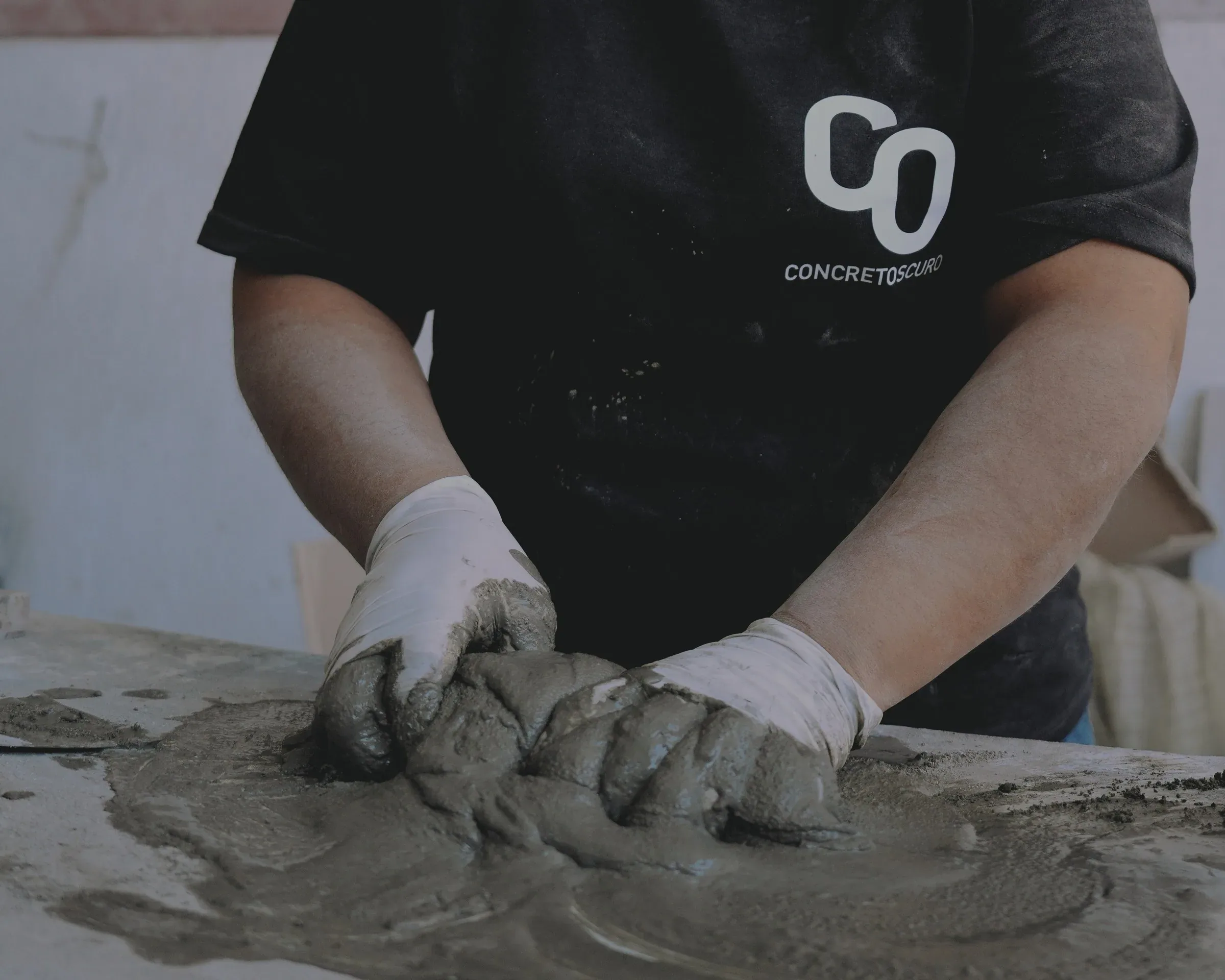 Manos trabajando la mezcla en el taller de Concretoscuro.