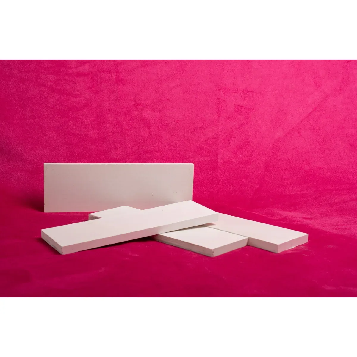 Losetas claras de concreto sobre un fondo rosa, foto del modelo provisional MOD-losetas-6.5x20.