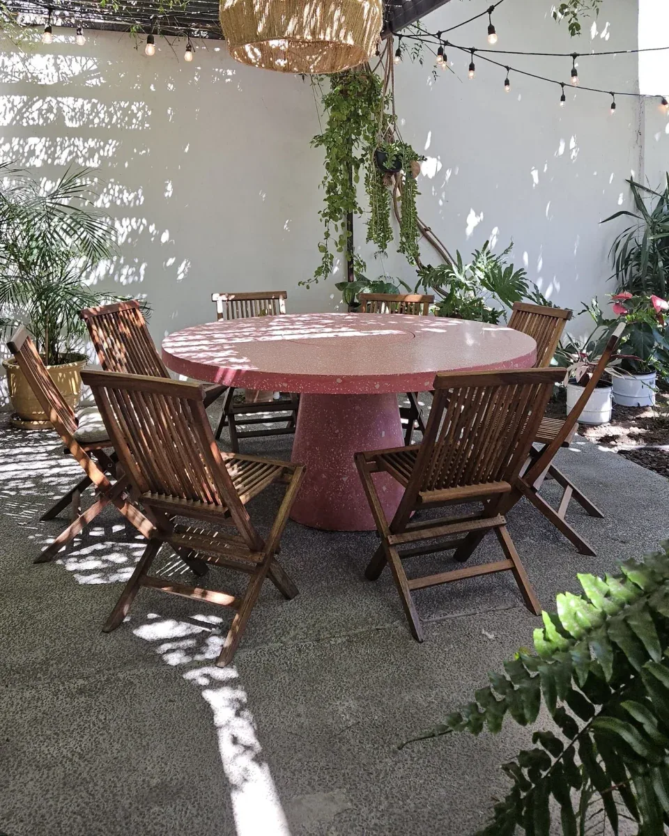 Mesa de terrazo situada en un patio.