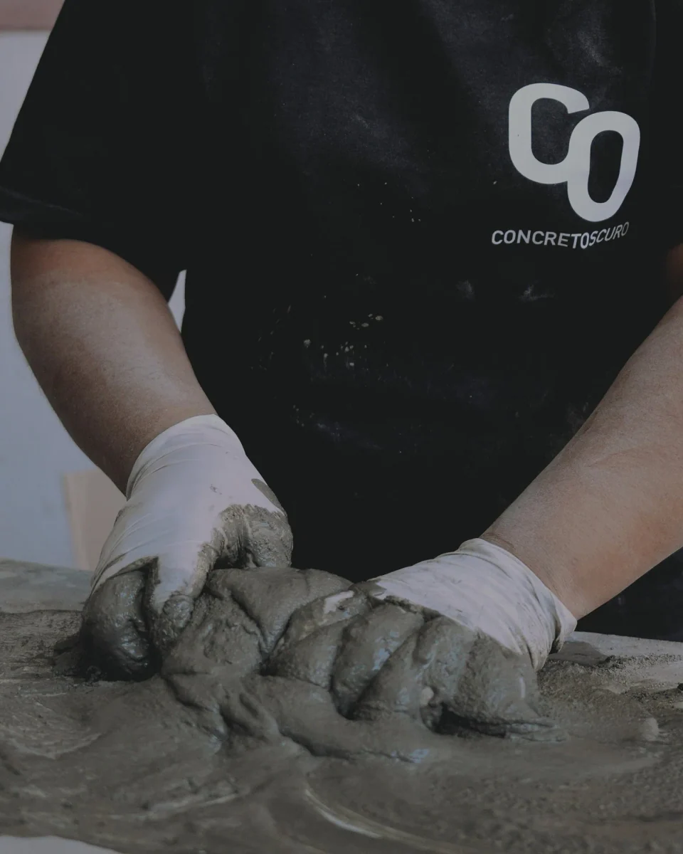 Manos trabajando la mezcla en el taller de Concretoscuro.